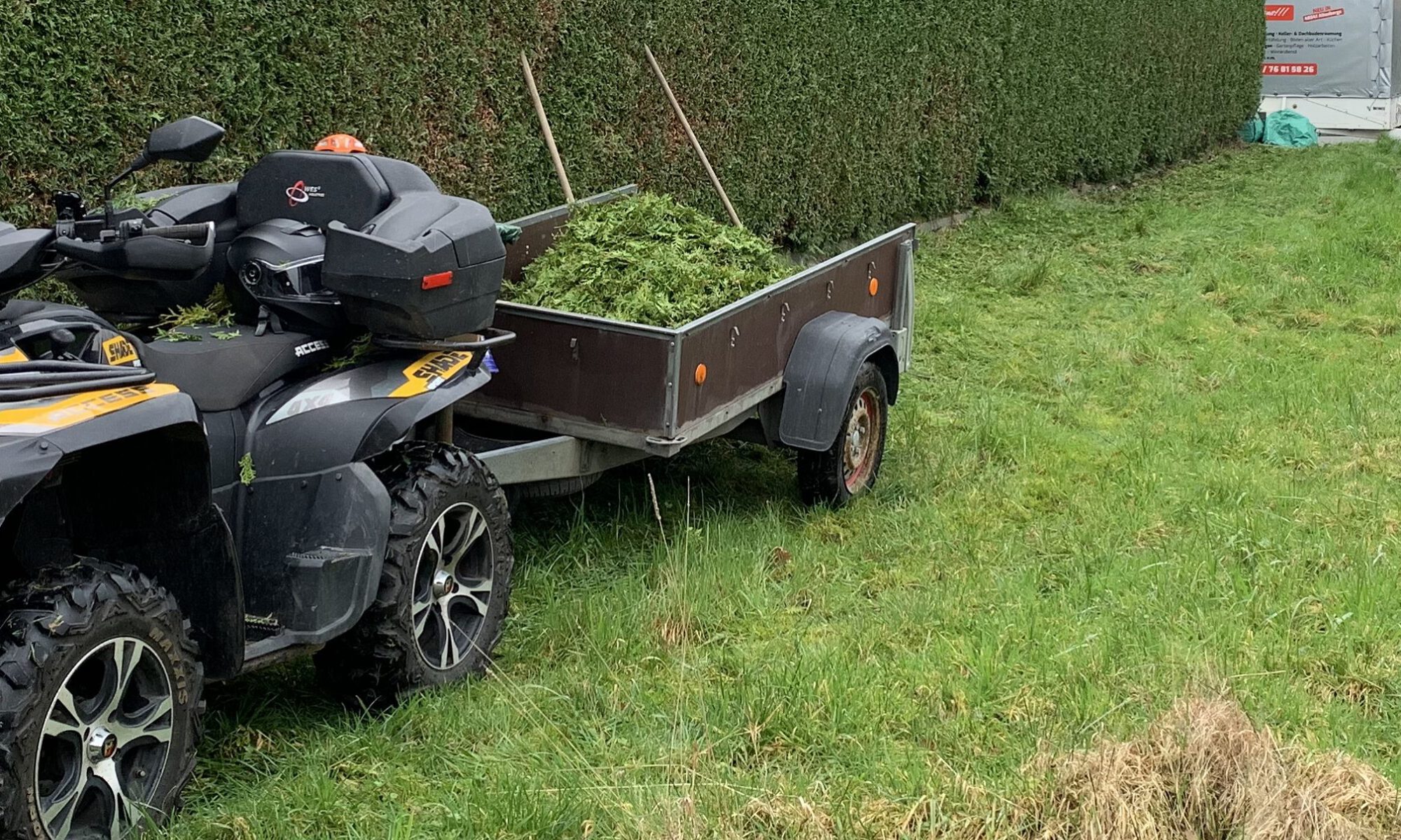 Quad mit Anhänger voller Heckenschnitt – Gartenarbeit von Entrümpelung Münsterland